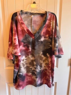 Women’s V-Neck Short Sleeve Tie-Dye Tee in Burgundy and Gray